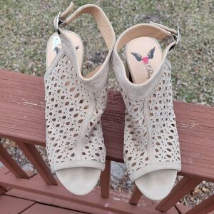 Penny Loves Kenny Beige Laser Cut Open Toe Stacked Heel Sandals Size 8.5